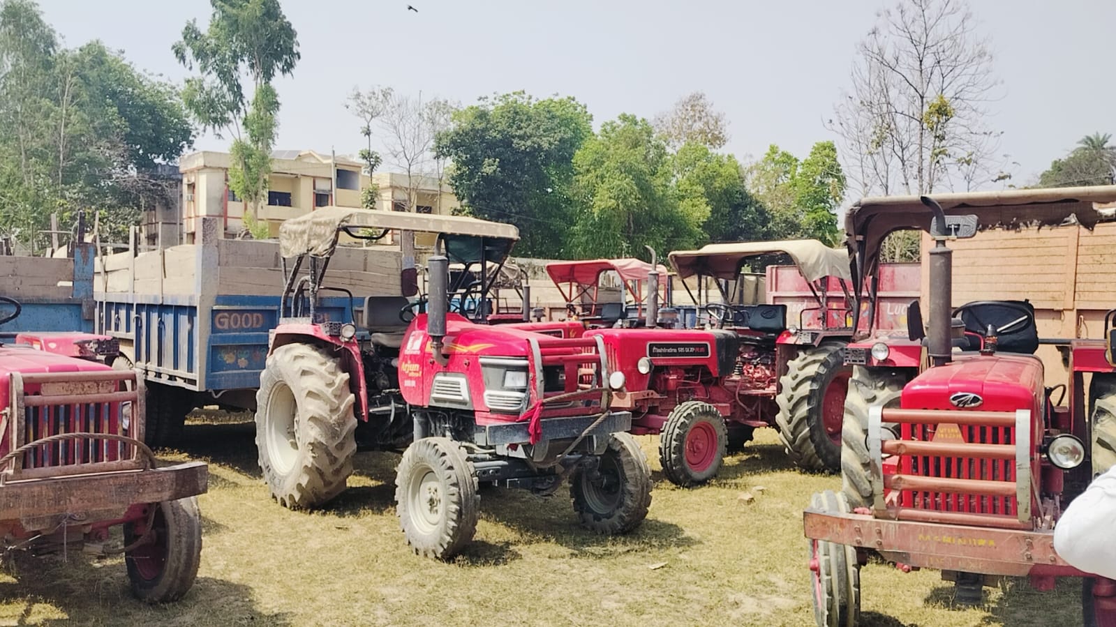 पुलिस हिरासत में पकड़े लोग व ट्रैक्टर पुलिस हिरासत में पकड़े लोग व ट्रैक्टर