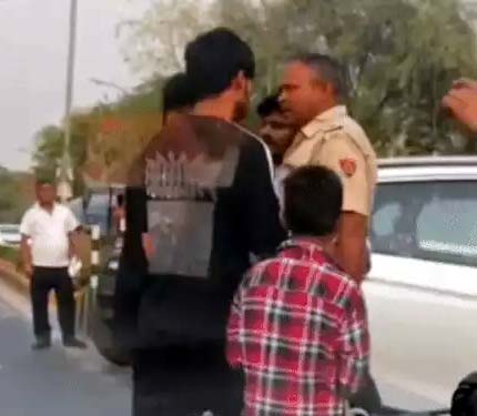 सेक्टर 12 रोड़ पर पुलिस कर्मचारी के साथ खींचतान करते युवक सेक्टर 12 रोड़ पर पुलिस कर्मचारी के साथ खींचतान करते युवक