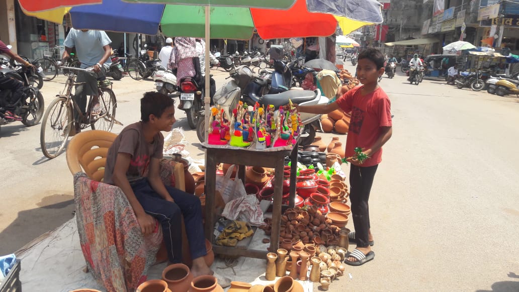 अक्ती पर्व के चलते बाजार में गुड्डे-गुड़ियाें की बिक्री हो रही है। अक्ती पर्व के चलते बाजार में गुड्डे-गुड़ियाें की बिक्री हो रही है।