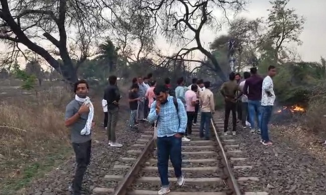 शाजापुर-सारंगपुर के बीच रेल ट्रैक पर गिरा पेड़
