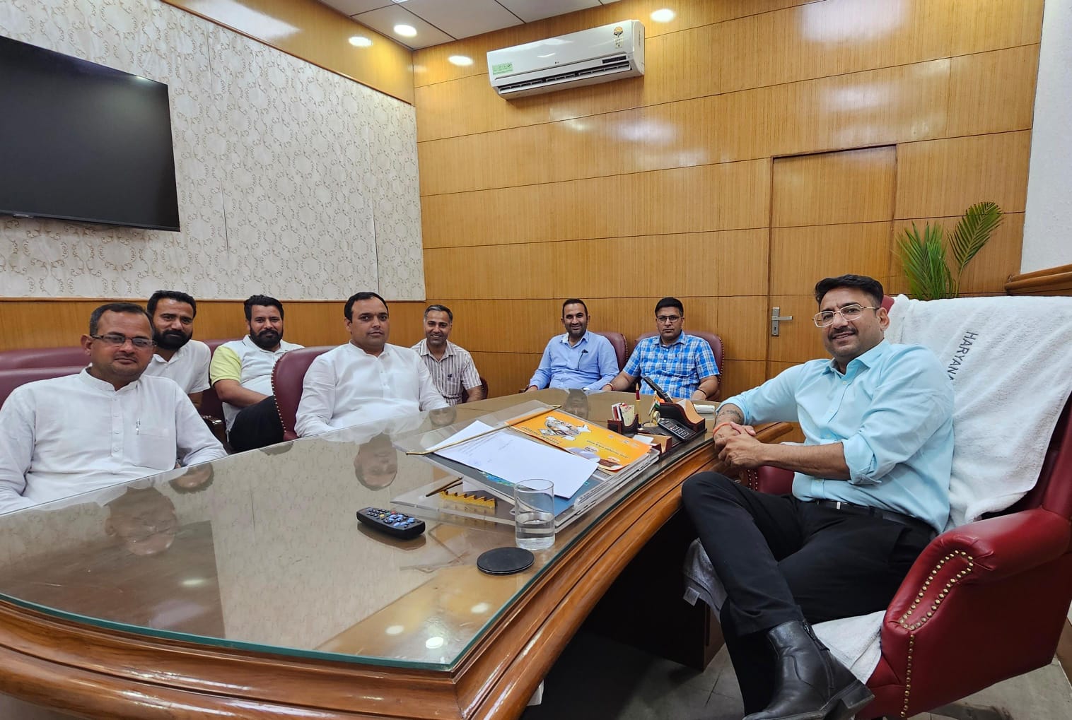 प्रदेश में सांग से संबंध में चर्चा करते सरपंच पदाधिकारियों के साथ कला परिषद के अध्यक्ष गजेंन्द्र फौगाट। -------- प्रदेश में सांग से संबंध में चर्चा करते सरपंच पदाधिकारियों के साथ कला परिषद के अध्यक्ष गजेंन्द्र फौगाट। --------