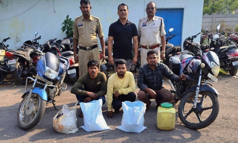 पुलिस के गिरफ्त में आरोपी पुलिस के गिरफ्त में आरोपी