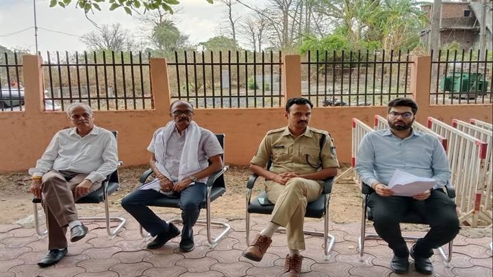 रामनगर में संबंधित अधिकारियों की बैठक रामनगर में संबंधित अधिकारियों की बैठक