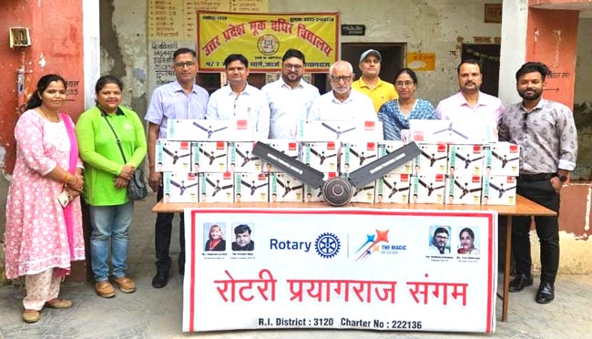 पंखे दान करते हुए पंखे दान करते हुए