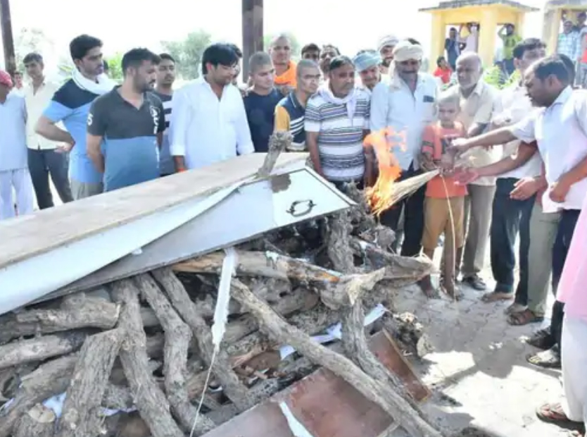 भारतीय सेना के जवान को सैन्य सम्मान के साथ अंतिम विदाई, 10 वर्षीय बेटे ने दी मुखाग्नि भारतीय सेना के जवान को सैन्य सम्मान के साथ अंतिम विदाई, 10 वर्षीय बेटे ने दी मुखाग्नि