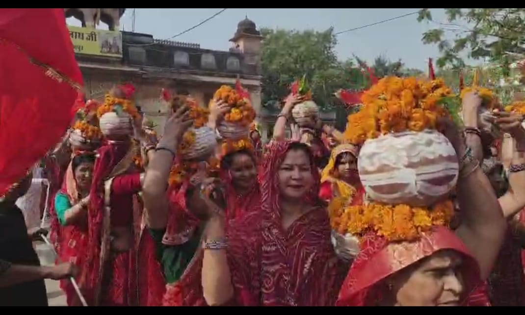 शिव परिवार व राम दरबार की मूर्ति प्राण प्रतिष्ठा में निकली कलश यात्रा शिव परिवार व राम दरबार की मूर्ति प्राण प्रतिष्ठा में निकली कलश यात्रा