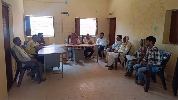 सिमिरियाटांका के निवासियों को किया नरवाई न जलाने के लिये जागरूक सिमिरियाटांका के निवासियों को किया नरवाई न जलाने के लिये जागरूक