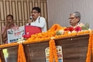 चुनार नगर नरायनपुर विकास खंड सभागार में एक देश एक चुनाव विषयक प्रबुद्ध समागम कार्यक्रम को सम्बोधित करते मुख्य अतिथि विधायक अनुराग सिंह। चुनार नगर नरायनपुर विकास खंड सभागार में एक देश एक चुनाव विषयक प्रबुद्ध समागम कार्यक्रम को सम्बोधित करते मुख्य अतिथि विधायक अनुराग सिंह।