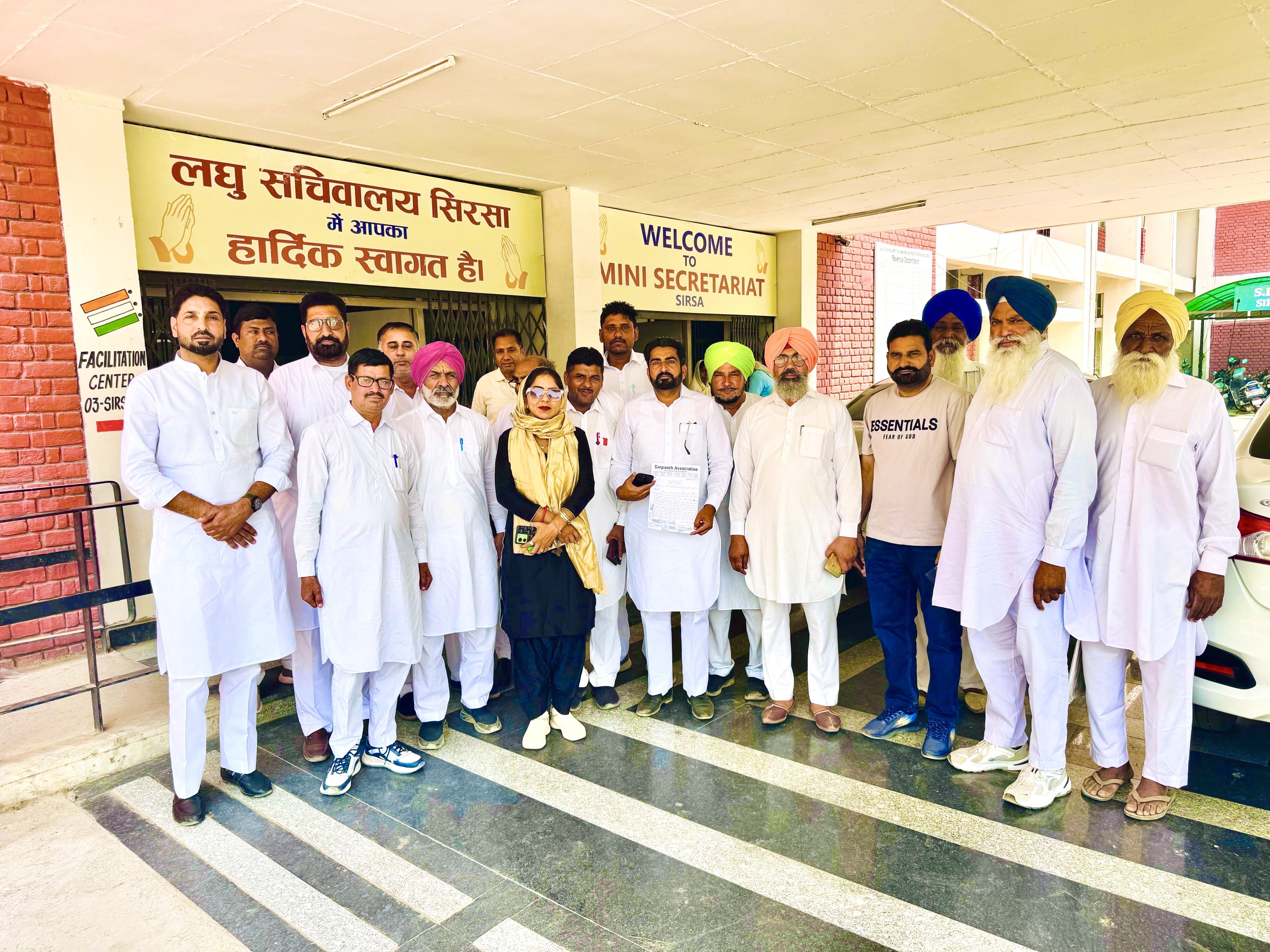 उपायुक्त को मांग पत्र सौंपते ग्रामीण। उपायुक्त को मांग पत्र सौंपते ग्रामीण।