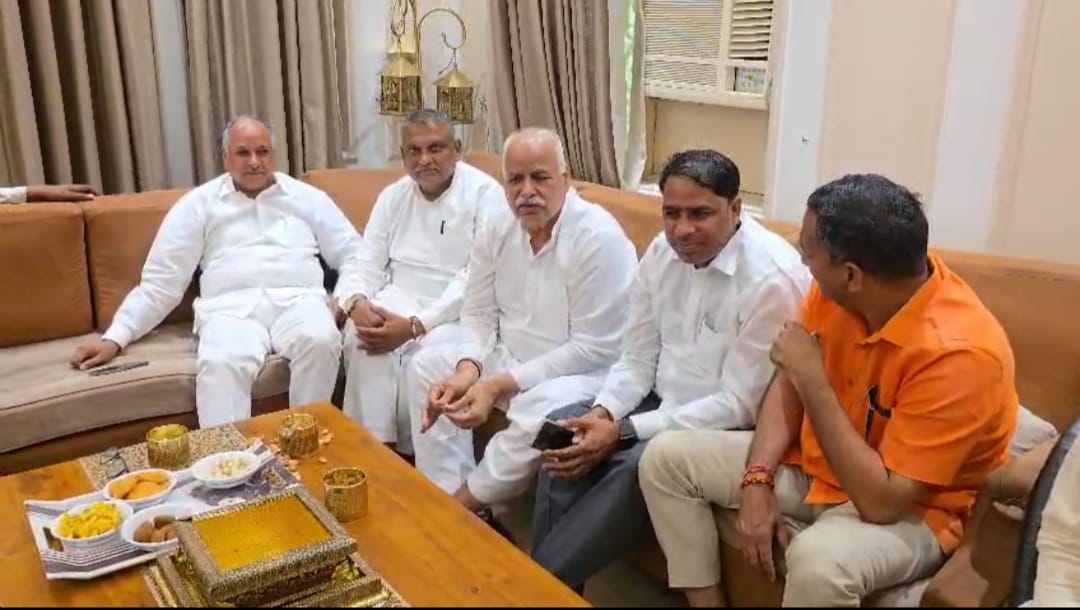 होडल विधायक हरेंदर पूर्व जिला अध्यक्ष चरण सिंह तेवतिया के साथ बात चीत करते हुए पूर्व मंत्री हर्ष कुमार होडल विधायक हरेंदर पूर्व जिला अध्यक्ष चरण सिंह तेवतिया के साथ बात चीत करते हुए पूर्व मंत्री हर्ष कुमार