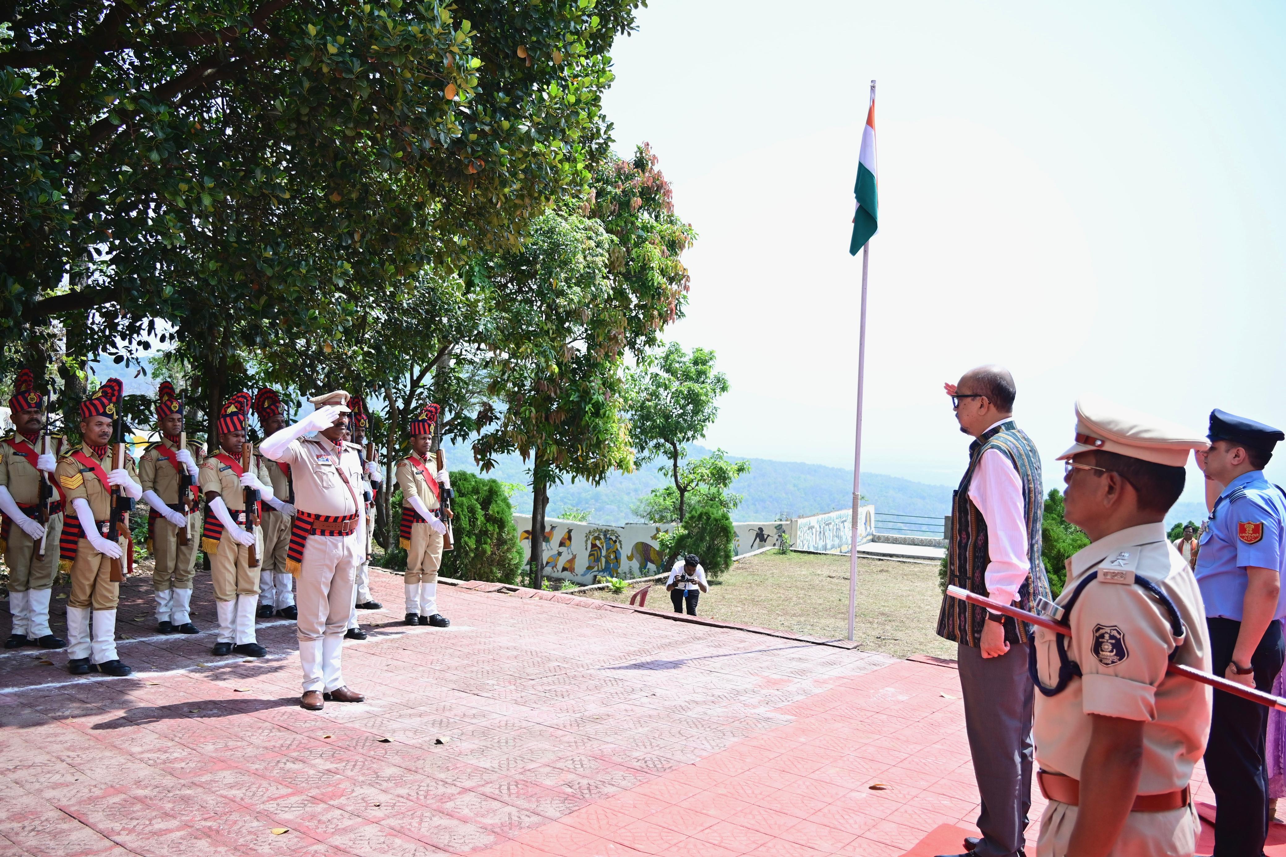 राज्यपाल रमेन डेका को गार्ड ऑफ ऑनर से सम्मानित किया गया राज्यपाल रमेन डेका को गार्ड ऑफ ऑनर से सम्मानित किया गया