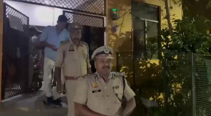 प्रयागराज: दम्पति हत्याकांड के सम्मान में जानकारी देते हुए अपर पुलिस उपायुक्त का छाया चित्र प्रयागराज: दम्पति हत्याकांड के सम्मान में जानकारी देते हुए अपर पुलिस उपायुक्त का छाया चित्र