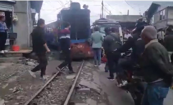 सड़क पर खड़ी वाहन से टकराई टॉय ट्रेन सड़क पर खड़ी वाहन से टकराई टॉय ट्रेन