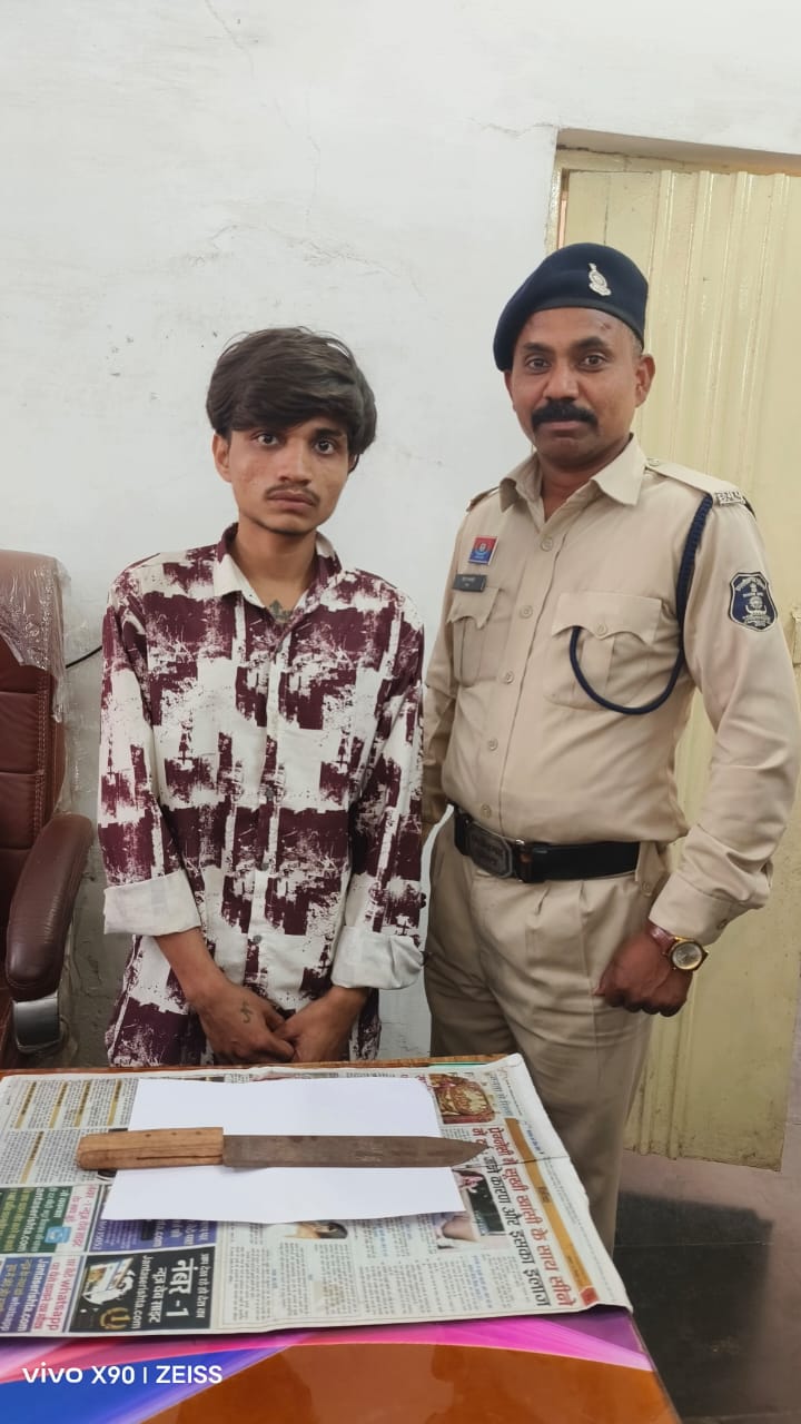 चाकू के साथ आरोपित गिरफ्तार चाकू के साथ आरोपित गिरफ्तार