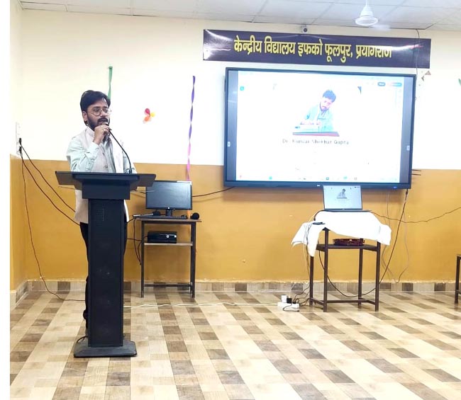 सम्बोधित करते वक्ता सम्बोधित करते वक्ता