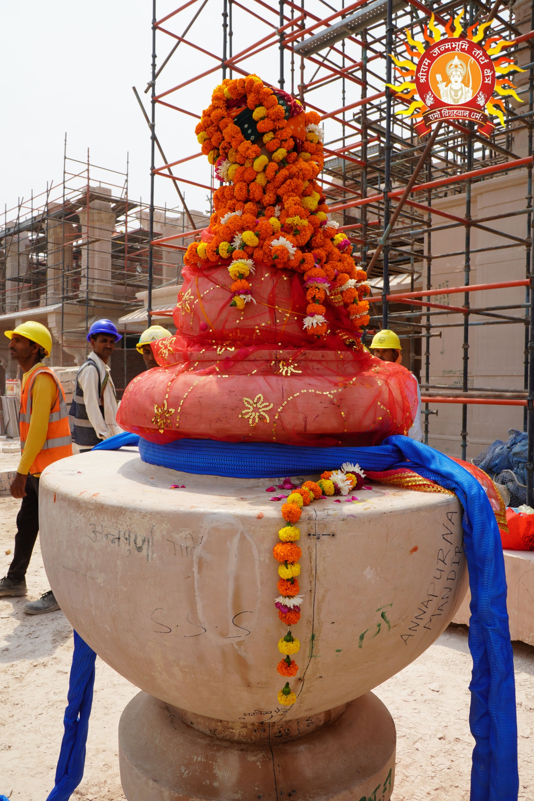 अन्नपूर्णा माता मन्दिर का शिखर कलश अनुष्ठान पूर्वक स्थापित किया गया अन्नपूर्णा माता मन्दिर का शिखर कलश अनुष्ठान पूर्वक स्थापित किया गया
