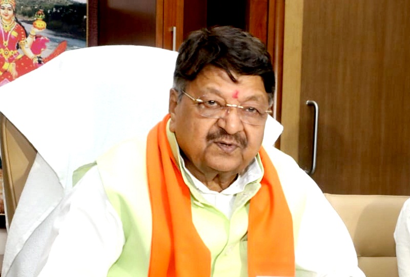 कैबिनेट के फैसलों की जानकारी देते हुए विजयवर्गीय कैबिनेट के फैसलों की जानकारी देते हुए विजयवर्गीय
