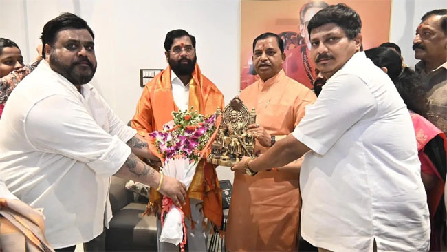 फोटो: शिवसेना यूबीटी के पूर्व महापौर दत्ता दलवी को शिंदे समूह की शिवसेना में शामिल करते हुए उपमुख्यमंत्री एकनाथ शिंदे फोटो: शिवसेना यूबीटी के पूर्व महापौर दत्ता दलवी को शिंदे समूह की शिवसेना में शामिल करते हुए उपमुख्यमंत्री एकनाथ शिंदे