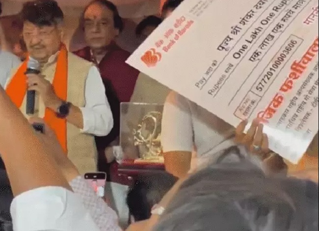 तेज हवाओं से गिरा मंच, बाल-बाल बचे मंत्री विजयवर्गीय तेज हवाओं से गिरा मंच, बाल-बाल बचे मंत्री विजयवर्गीय