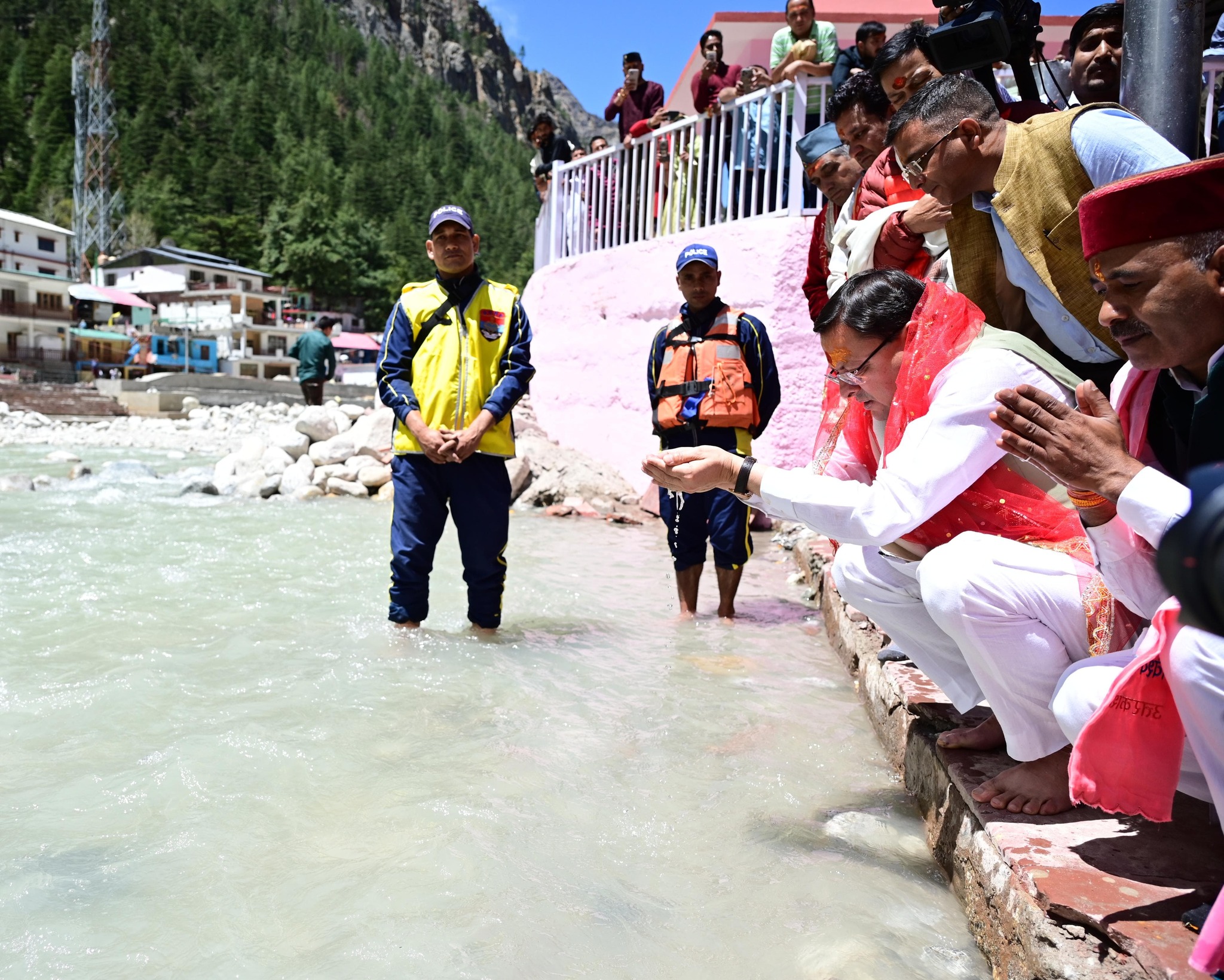 कपाटोद्घाटन अवसर पर पूजा संपन्न करते हुए मुख्यमंत्री । कपाटोद्घाटन अवसर पर पूजा संपन्न करते हुए मुख्यमंत्री ।