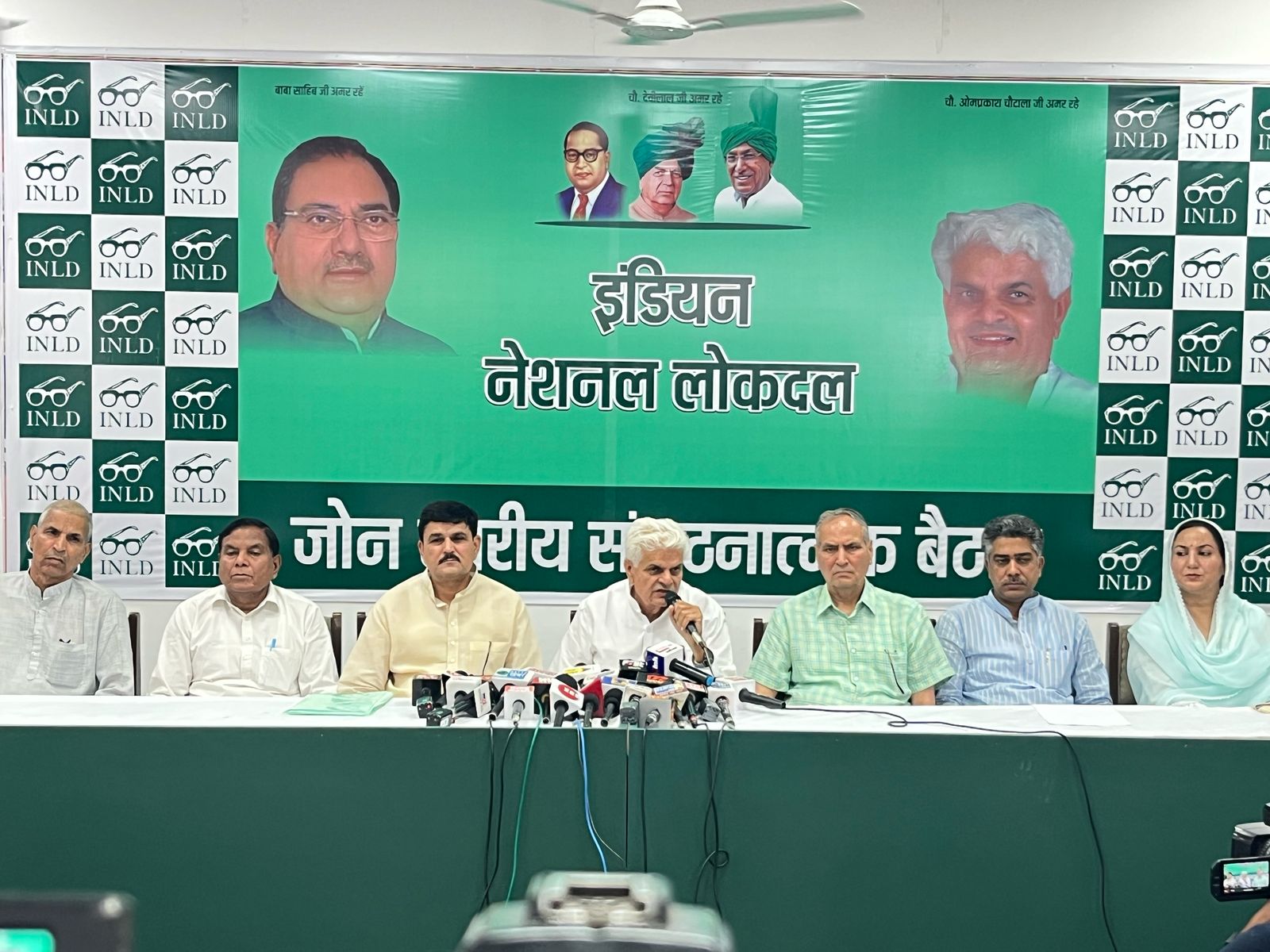 इनेलो प्रदेश अध्यक्ष रामपाल माजरा पत्रकारों से बातचीत करते हुए इनेलो प्रदेश अध्यक्ष रामपाल माजरा पत्रकारों से बातचीत करते हुए