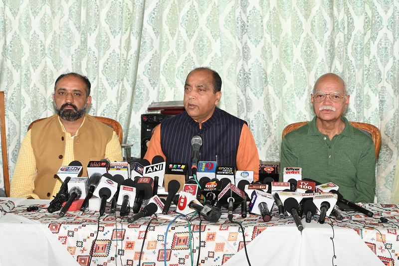 जयराम ठाकुर पत्रकार वार्ता को संबोधित करते हुए जयराम ठाकुर पत्रकार वार्ता को संबोधित करते हुए