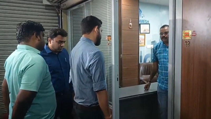 दशमेश बिल्डर्स के कार्यालय में की छापेमारी दशमेश बिल्डर्स के कार्यालय में की छापेमारी