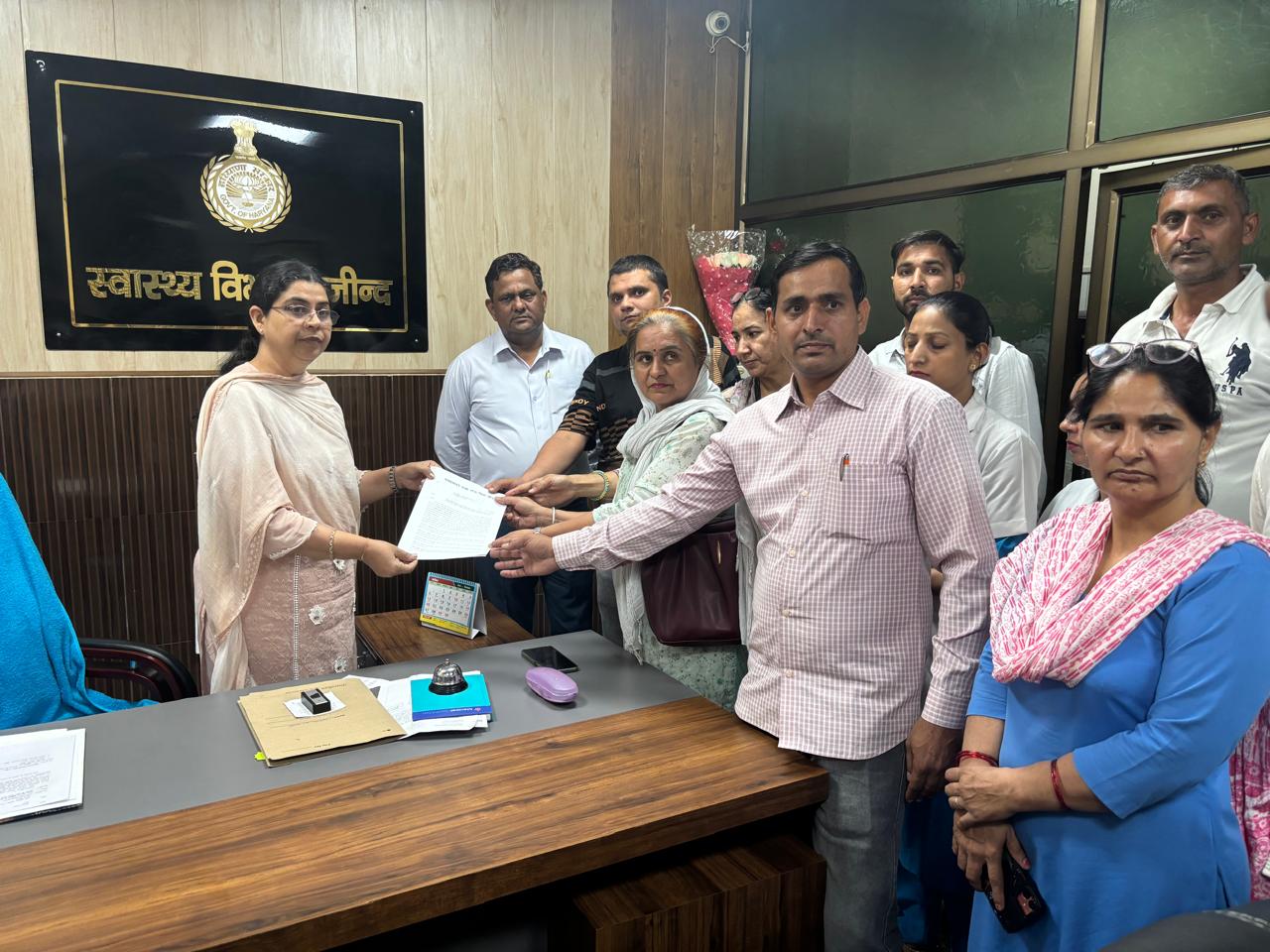 मांगों को लेकर सीएमओ को ज्ञापन सौंपते हुए एनएचम कर्मचारी। मांगों को लेकर सीएमओ को ज्ञापन सौंपते हुए एनएचम कर्मचारी।