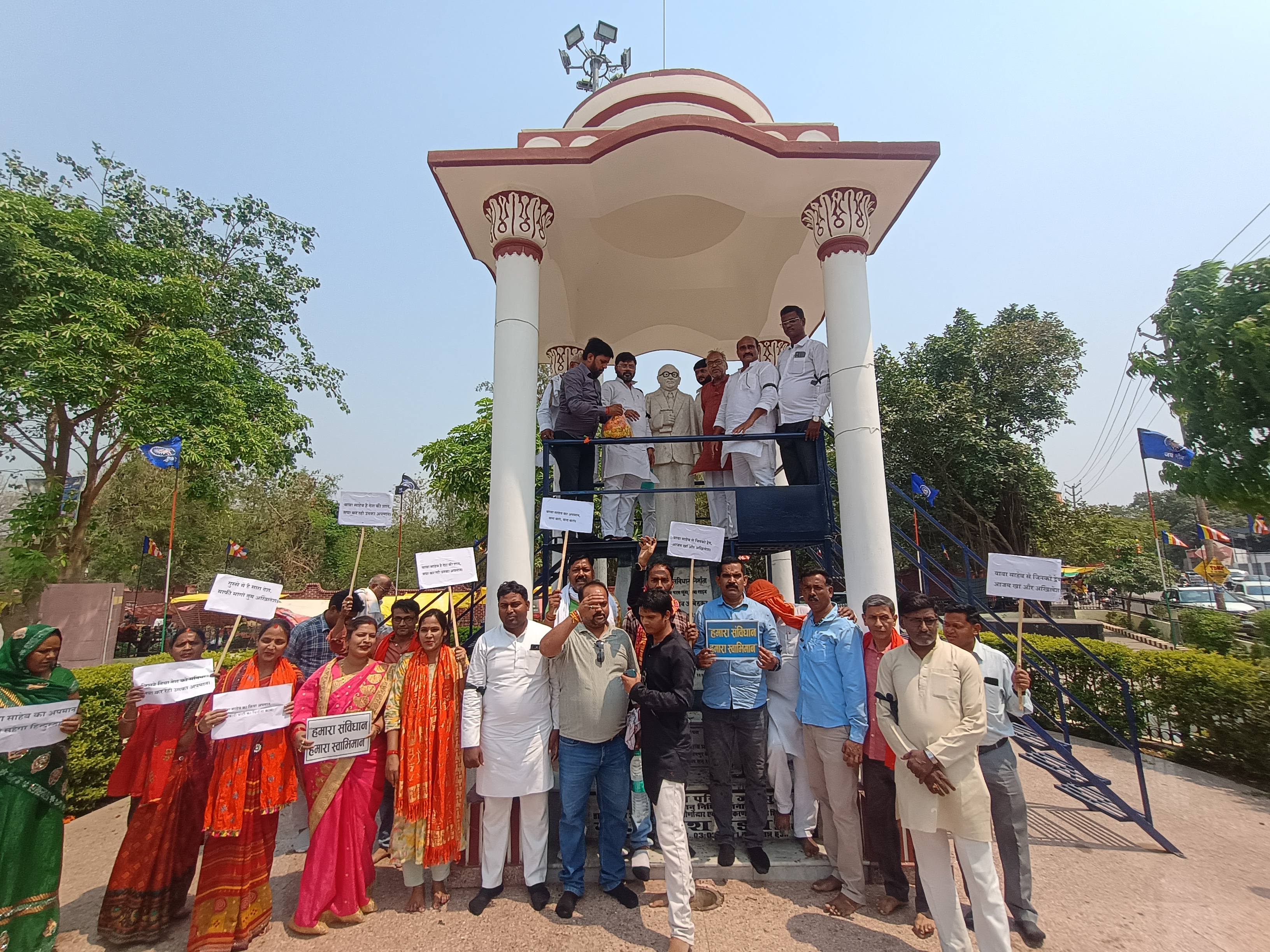 बाबा साहेब भीमराव अंबेडकर जी के पार्क पहुंचकर माल्यार्पण करते हुए बीजेपी कार्यकर्ता बाबा साहेब भीमराव अंबेडकर जी के पार्क पहुंचकर माल्यार्पण करते हुए बीजेपी कार्यकर्ता