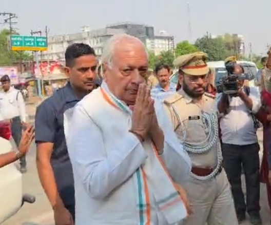 पीड़ित परिजनों से मुलाकात करने जाते राज्यपाल आरिफ मोहम्मद खान पीड़ित परिजनों से मुलाकात करने जाते राज्यपाल आरिफ मोहम्मद खान