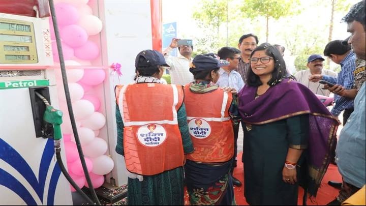 शक्ति दीदियों ने पेट्रोल पम्पों पर संभाली फ्यूल डिलेवरी वर्कर की जिम्मेदारी शक्ति दीदियों ने पेट्रोल पम्पों पर संभाली फ्यूल डिलेवरी वर्कर की जिम्मेदारी