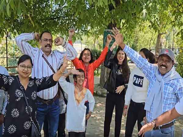 पर्यटक एक बार फिर कर रहे कश्मीर की ओर रुख पर्यटक एक बार फिर कर रहे कश्मीर की ओर रुख