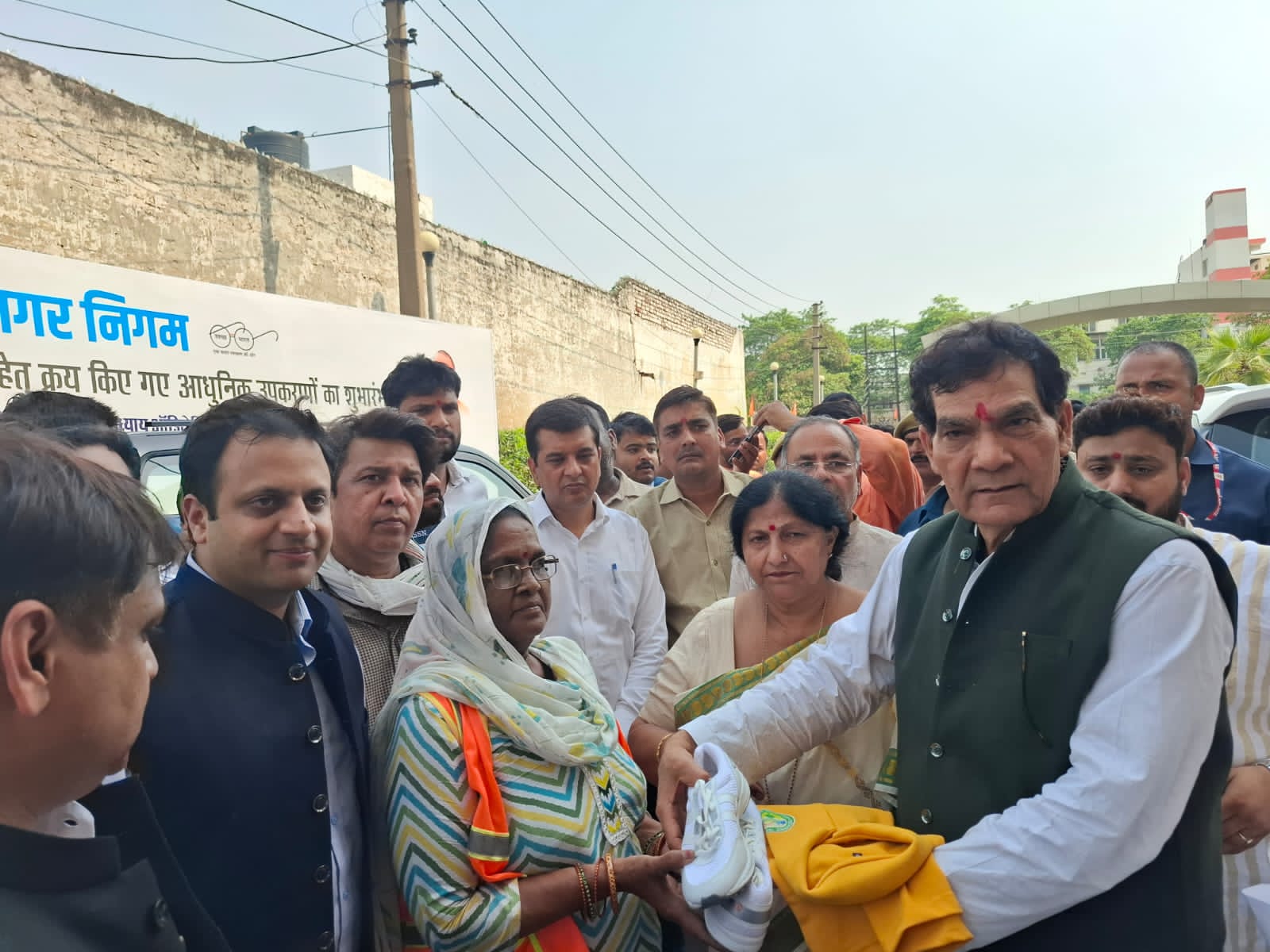 सफाई मित्रों को सम्मानित करते श्री शर्मा सफाई मित्रों को सम्मानित करते श्री शर्मा