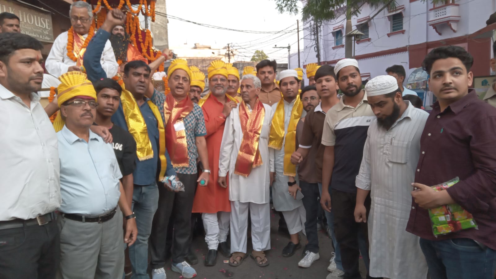 फ्रीडम फाइटर्स संगठन के बैनर तले मुस्लिम बंधुओं ने भी किया परशुराम शोभायात्रा का स्वागत फ्रीडम फाइटर्स संगठन के बैनर तले मुस्लिम बंधुओं ने भी किया परशुराम शोभायात्रा का स्वागत