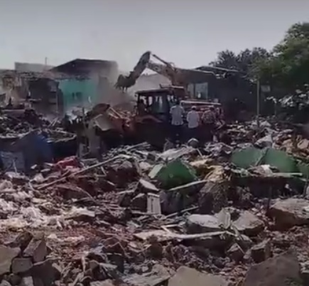 अहमदाबाद के चंडोला तालाब के पास बुधवार को दूसरे दिन भी डिमोलिशन की कार्रवाई जारी रही। अहमदाबाद के चंडोला तालाब के पास बुधवार को दूसरे दिन भी डिमोलिशन की कार्रवाई जारी रही।