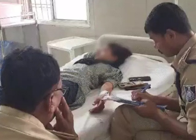 घायल युवती से पूछताछ करते हुए पुलिस घायल युवती से पूछताछ करते हुए पुलिस