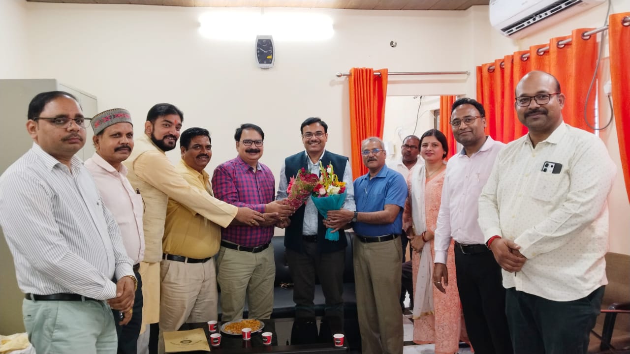 प्रो गिरधर को सम्मानित करती हुई कुलपति डॉ वंदना सिंह प्रो गिरधर को सम्मानित करती हुई कुलपति डॉ वंदना सिंह