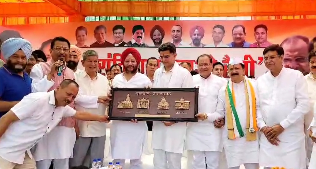 देहरादून में कांग्रेस का संविधान बचाओ रैली में मंचासीन नेता।