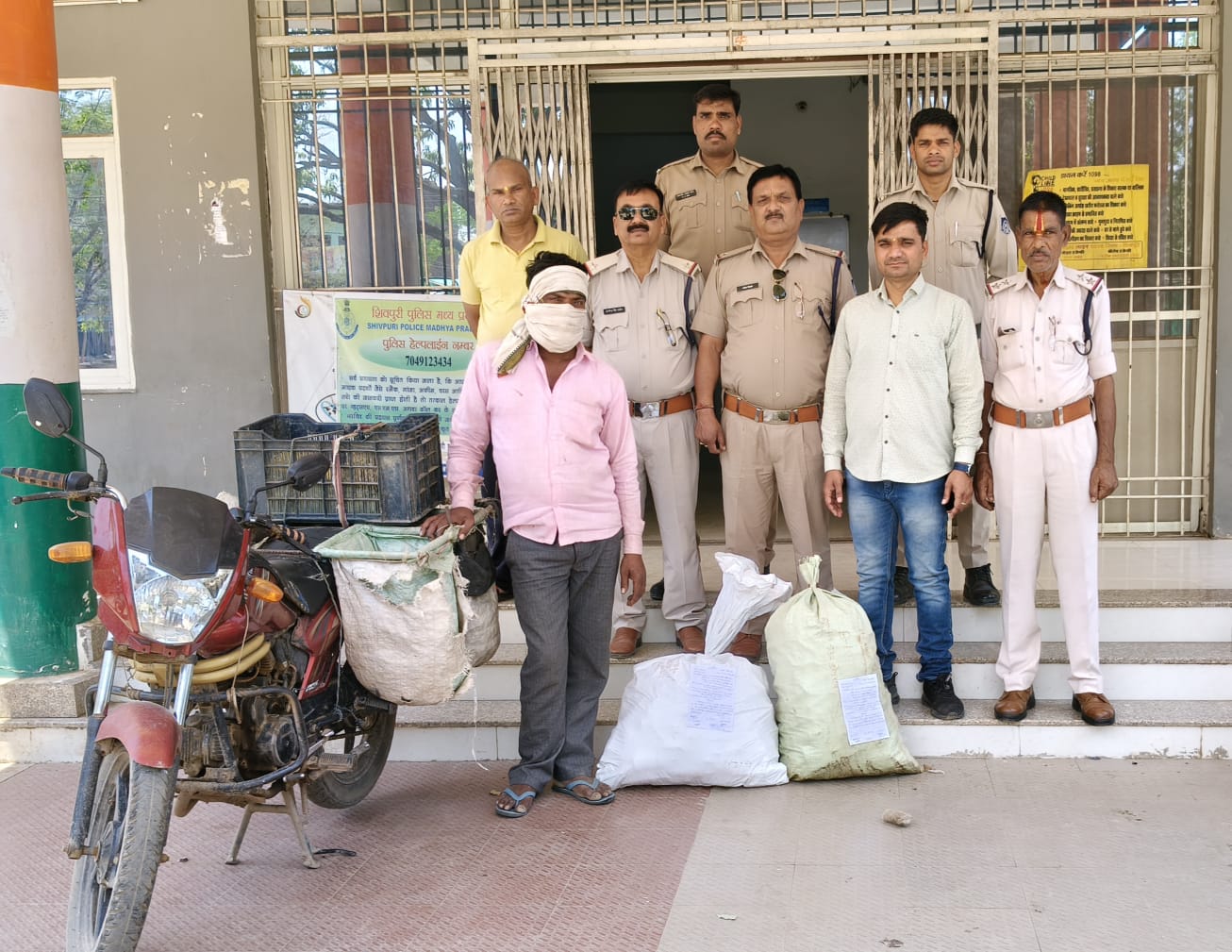 आरोपी के पास से 84 हजार रुपये की शराब जब्त आरोपी के पास से 84 हजार रुपये की शराब जब्त