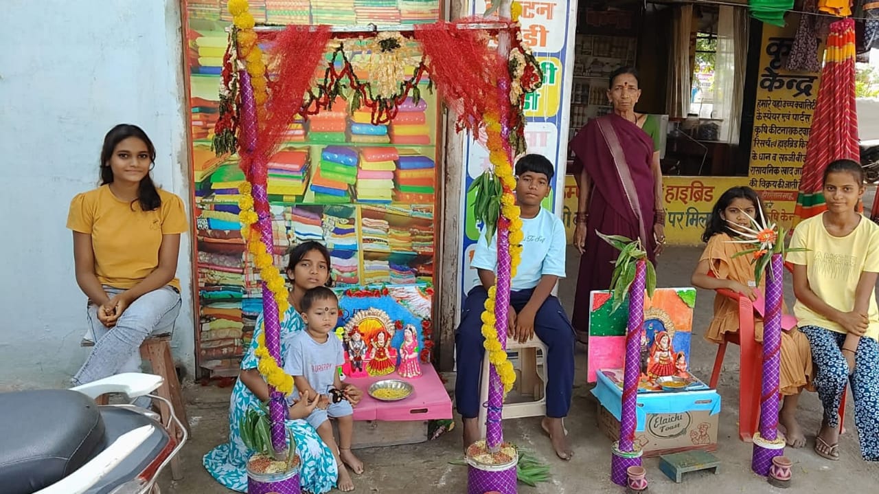 अक्षय तृतीया पर मंडप सजाकर गुड्डे- गुडिय़ों की शादी करते हुए बच्चे। अक्षय तृतीया पर मंडप सजाकर गुड्डे- गुडिय़ों की शादी करते हुए बच्चे।