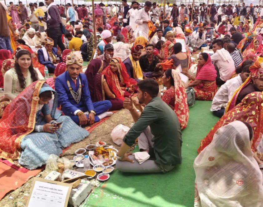 रीतिरिवाज से लिए फेरे, 17 ने किया निकाह कबूल रीतिरिवाज से लिए फेरे, 17 ने किया निकाह कबूल