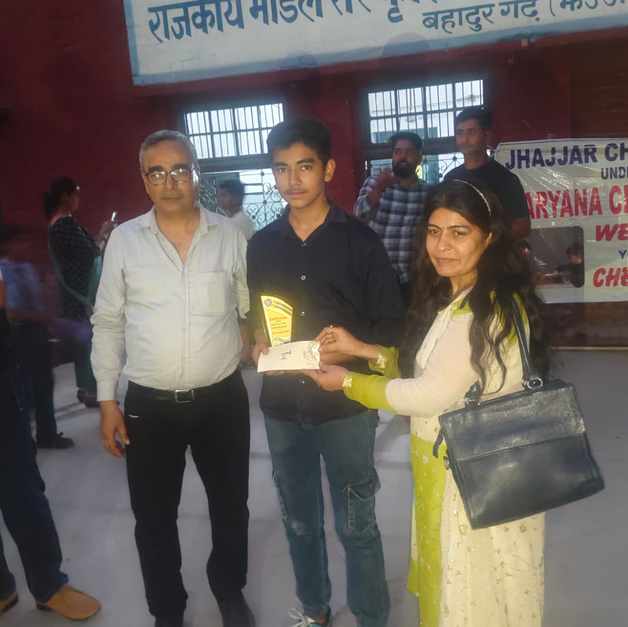 विजेता खिलाड़ी वंश कौशिक को ट्राफी प्रदान करते शतरंज एसोसिएशन के पदाधिकारी। विजेता खिलाड़ी वंश कौशिक को ट्राफी प्रदान करते शतरंज एसोसिएशन के पदाधिकारी।
