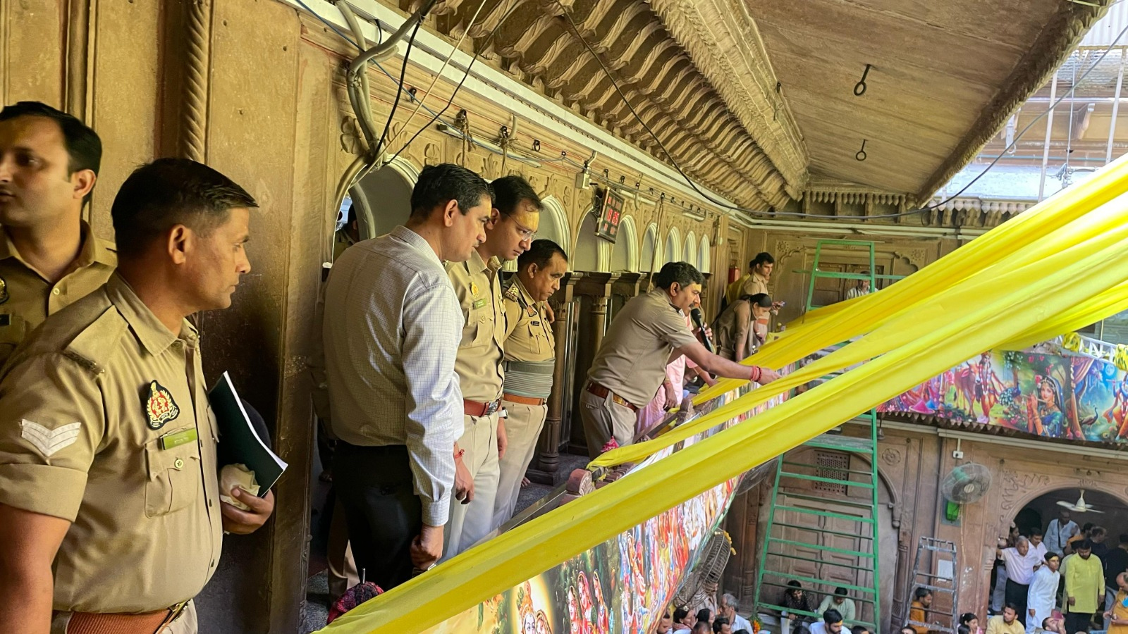 डीएम अैार एसएसपी मंदिर में व्यवस्थाएं देखते हुए
