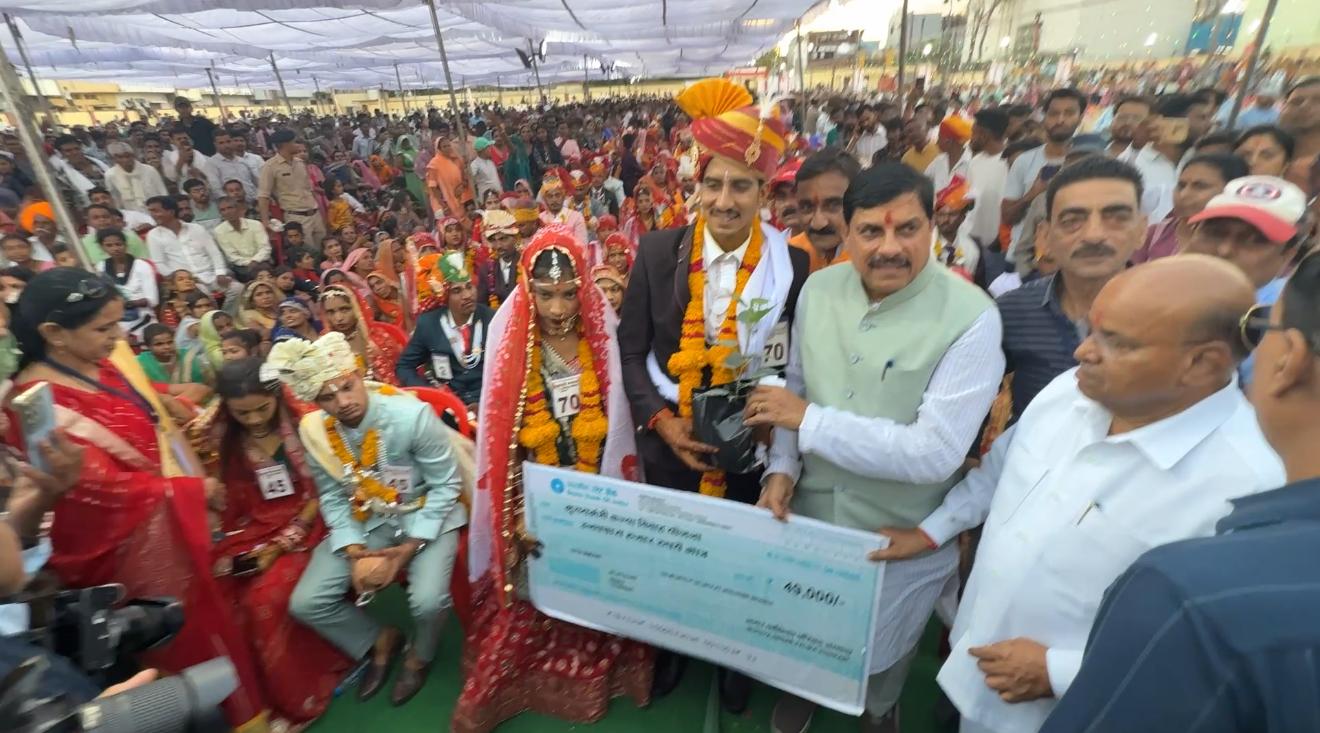 फोटो नवदपंति को पौधा भेंट करते सीएम डा यादव पास में कर्नाटक के राज्यपाल फोटो नवदपंति को पौधा भेंट करते सीएम डा यादव पास में कर्नाटक के राज्यपाल