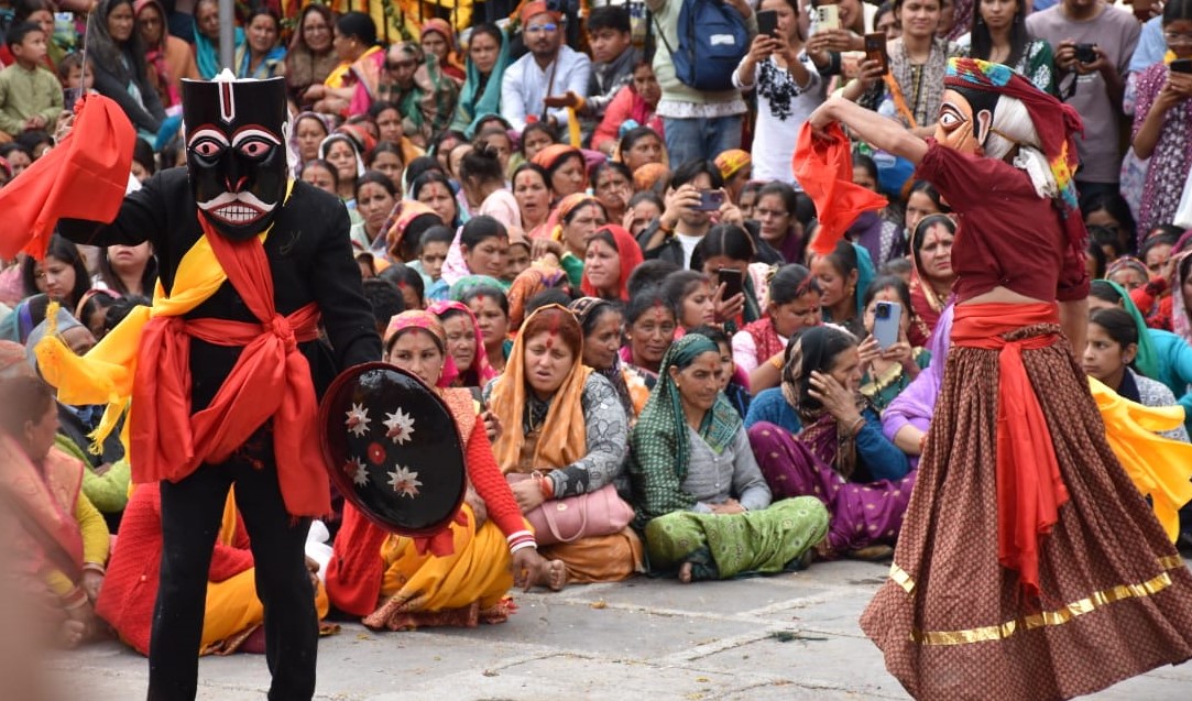 ज्योतिर्मठ के सलुड गांव में रम्माण मेले में मुखौडा नृत्य का आयोजन होते हुए। ज्योतिर्मठ के सलुड गांव में रम्माण मेले में मुखौडा नृत्य का आयोजन होते हुए।