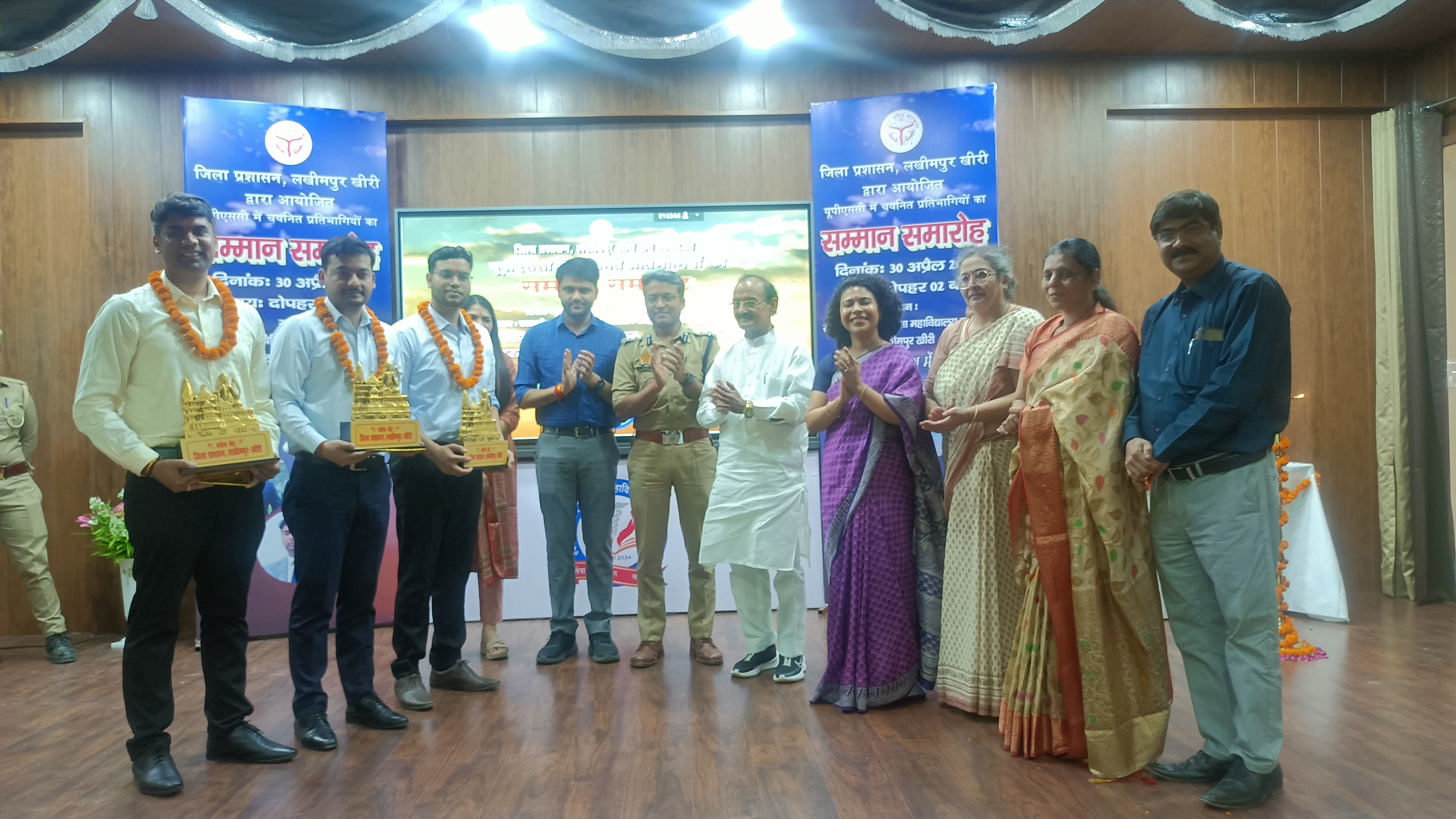 यूपीएससी में चयनित स अभ्यर्थियों के साथ मंच पर प्रशासनिक अधिकारी