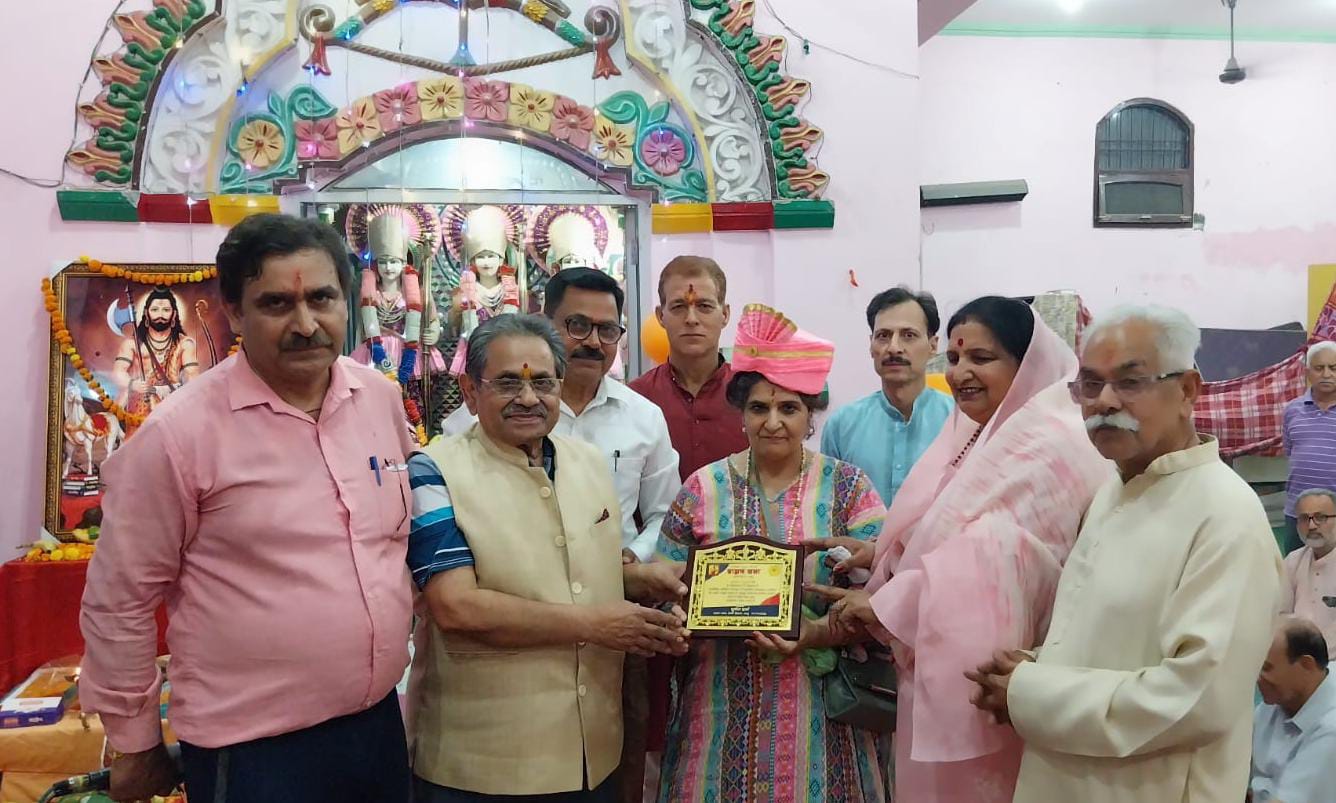 ब्राह्मण सभा छन्नी हिम्मत ने प्रमुख हस्तियों को किया सम्मानित ब्राह्मण सभा छन्नी हिम्मत ने प्रमुख हस्तियों को किया सम्मानित