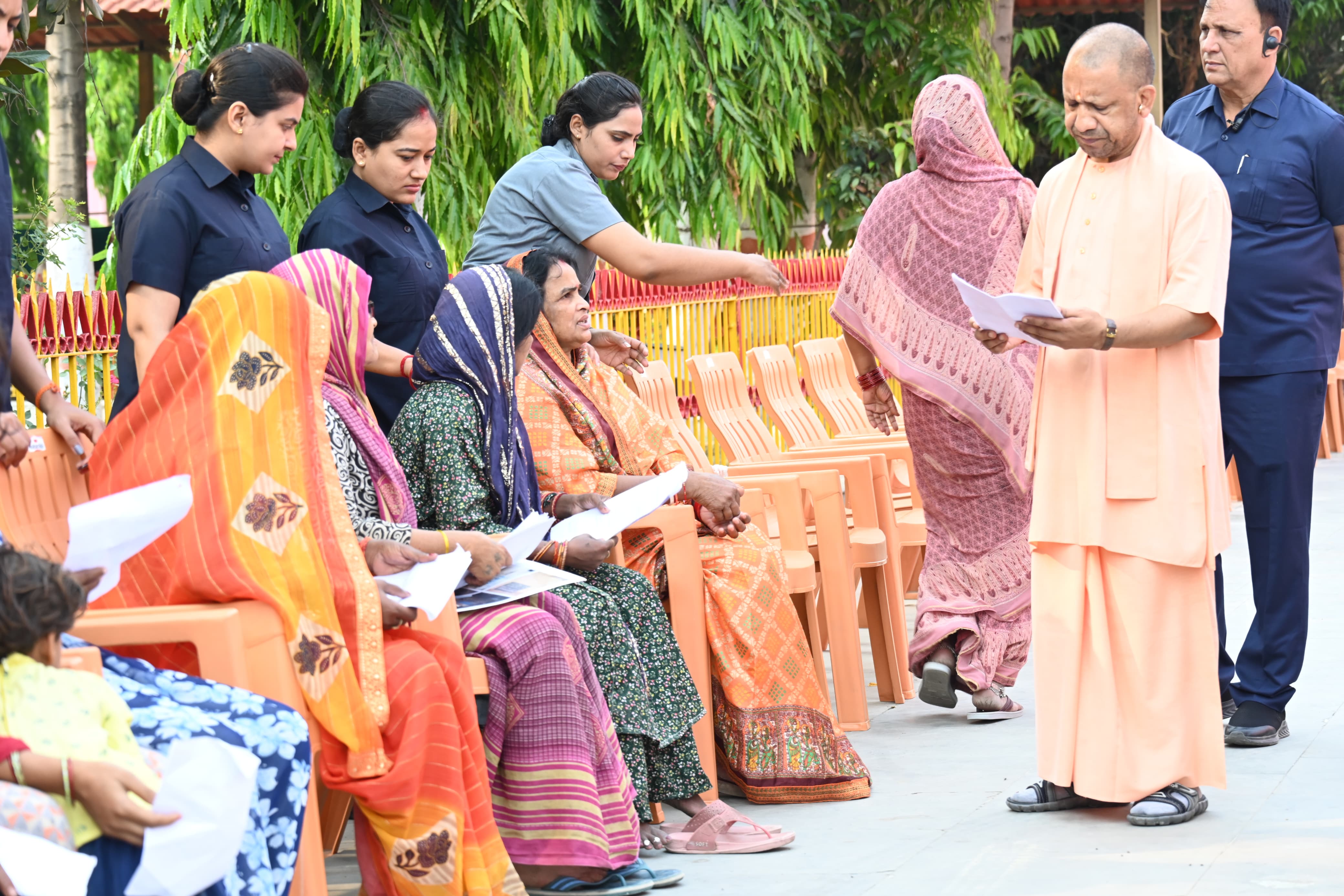 *जनता दर्शन में एक महिला की गुहार पर बोले सीएम योगी* *जनता दर्शन में एक महिला की गुहार पर बोले सीएम योगी*