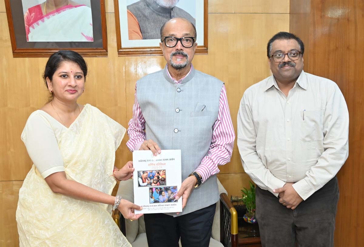 राज्यपाल डेका से छत्तीसगढ़ राज्य बाल अधिकार संरक्षण आयोग के अध्यक्ष भेंट करते राज्यपाल डेका से छत्तीसगढ़ राज्य बाल अधिकार संरक्षण आयोग के अध्यक्ष भेंट करते