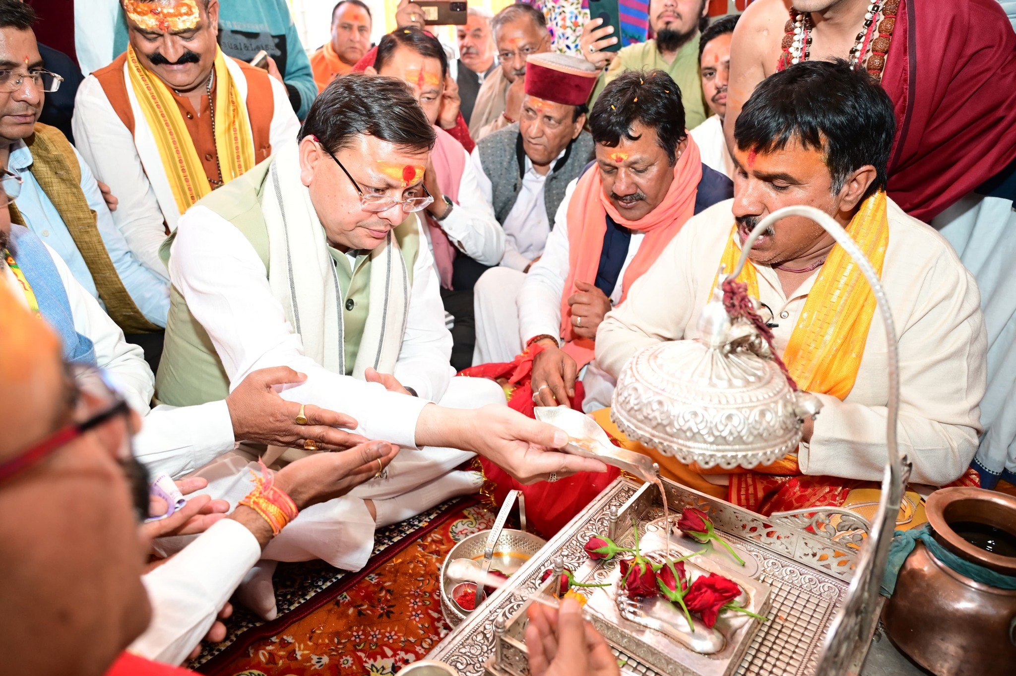 कपाटोद्घाटन अवसर पर प्रधानमंत्री के नाम से पहली पूजा संपन्न करते हुए मुख्यमंत्री । कपाटोद्घाटन अवसर पर प्रधानमंत्री के नाम से पहली पूजा संपन्न करते हुए मुख्यमंत्री ।